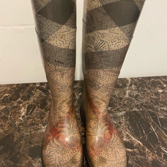Burberry Beige and Black Patterned Rain Boots - Picture 6 of 6